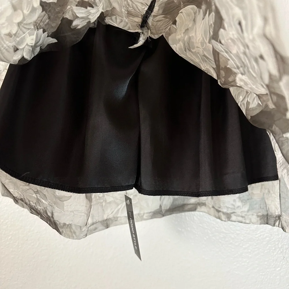 Floral Black And White Skater Size Small Skirt BNWT - Picture 4 of 5